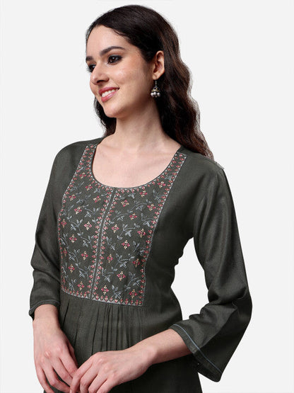 Sangria Women Floral Embroidered Longline Top
